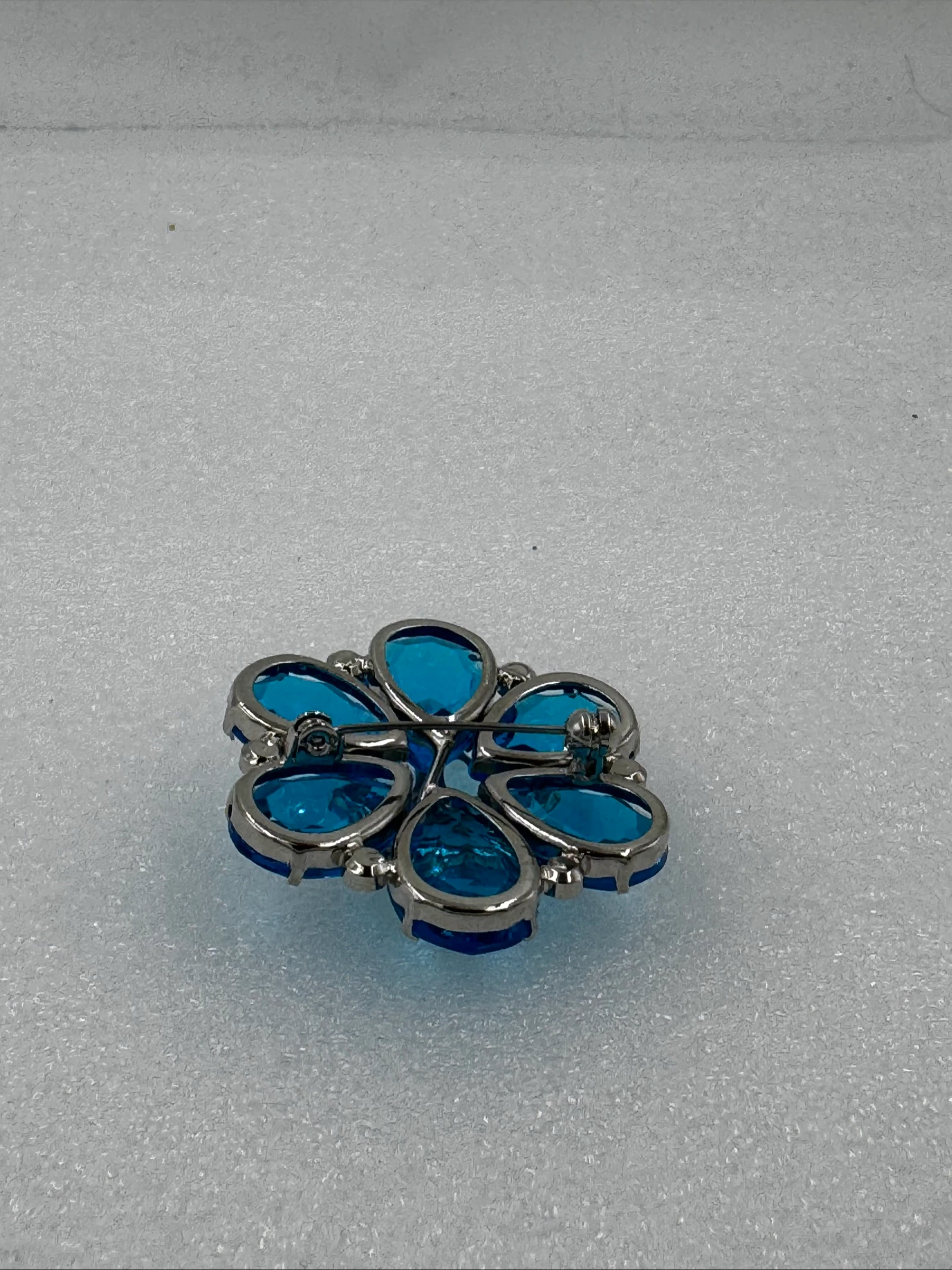 Linda Broche Azul com Cristais - Design de Flor – photo 2